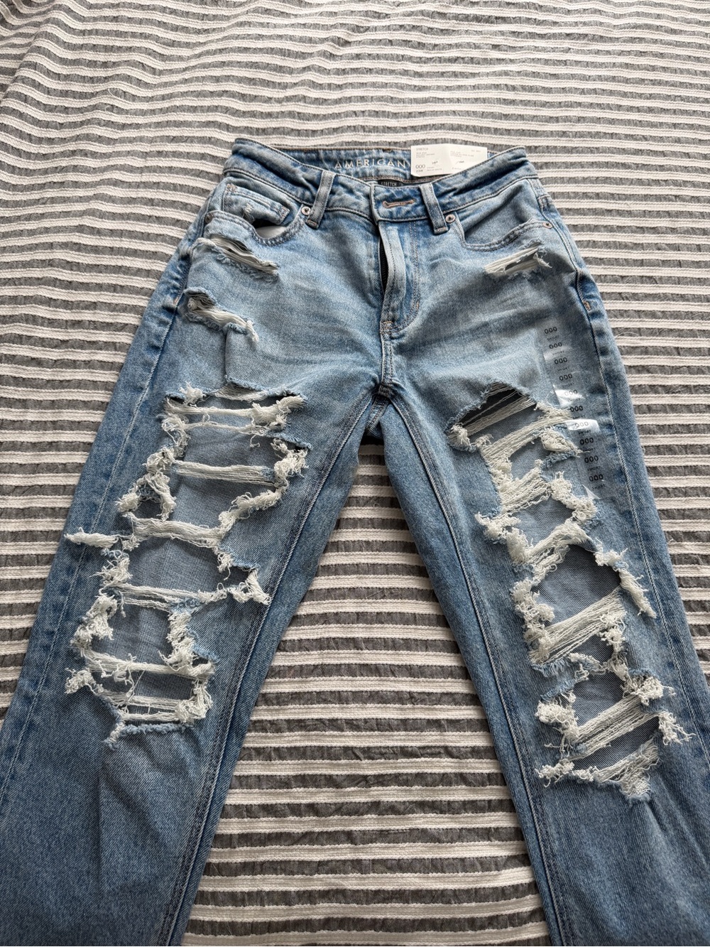 American Eagle Outfitters Light Blue Distressed mom jeans